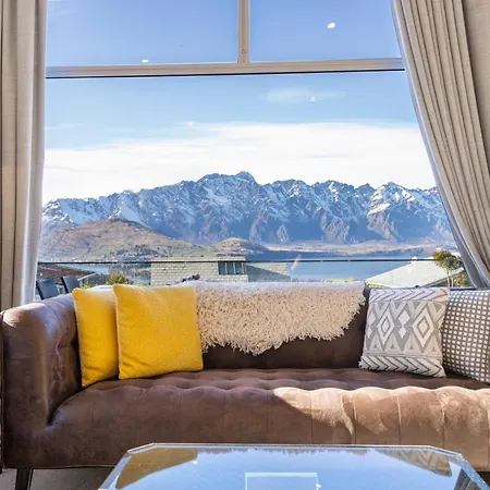 Amazing Queenstown Lake And Mountain View